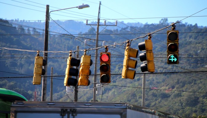 Is it a misdmeanor to disobey a traffic control device